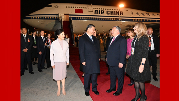 Arrivée de Xi Jinping à Budapest pour une visite d'Etat en Hongrie                    Le président chinois Xi Jinping est arrivé mercredi à Budapest pour une visite d'Etat en Hongrie. Dans un discours écrit publié à son arrivée, M. Xi a rappelé la Chine et la Hongrie sont des pays amis et de bons partenaires qui se portent une confiance mutuelle.
