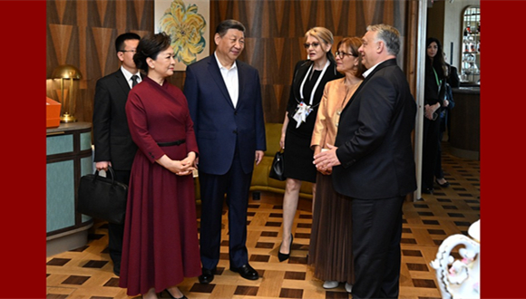 Le président chinois participe à un événement d'adieu organisé par le PM hongrois                    Le président chinois Xi Jinping et son épouse Peng Liyuan ont participé vendredi à un événement d'adieu organisé à Budapest, à l'invitation du Premier ministre hongrois Viktor Orban et de son épouse.