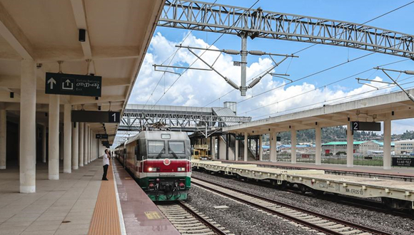 Le chemin de fer Ethiopie-Djibouti construit par la Chine stimule le commerce d'import-export de l'Ethiopie                    Le chemin de fer Ethiopie-Djibouti, construit par la Chine, a considérablement réduit les délais et les coûts logistiques, stimulant ainsi le commerce d'importation et d'exportation de l'Ethiopie, a révélé la société Ethio-Djibouti Standard Gauge Railway Share Company (EDR).
