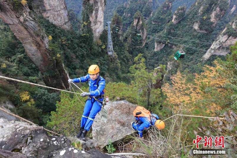L'équipe de secouristes Blue Sky nettoie les déchets sur une falaise à Zhangjiajie