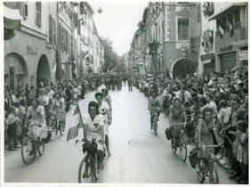 Défilé d'agents de liaison lors de la libération à Annecy