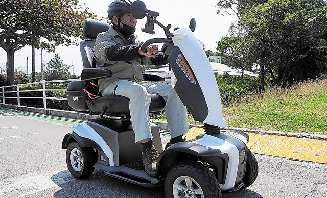時速１５キロで公道を走る「モビリティスクーター」＝沖縄県伊江村