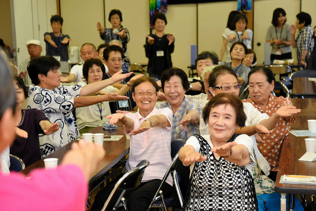 高齢者を対象とした通いの場で体を動かす人たち=2017年、愛知県武豊町