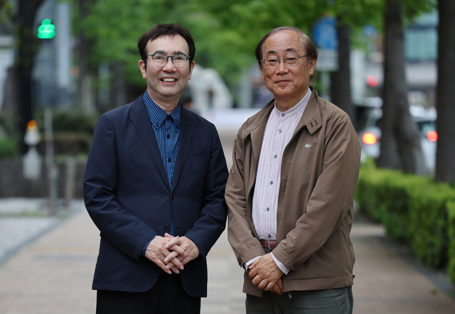 福岡伸一さん（左）と鈴木康博さん=東京・築地、川村直子撮影
