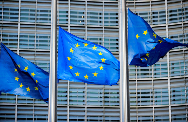 2023年3月1日、ベルギー・ブリュッセルの欧州委員会本部前に掲揚された欧州旗=ロイター