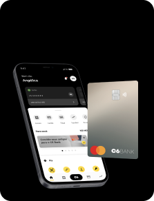 Celular com aplicativo C6 Bank aberto. Na frente dele, está o cartão de crédito C6 Bank