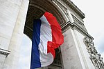 Die Arc de Triomphe met die vlag van Frankryk