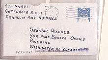 photo d’une enveloppe décachetée portant l’adresse manuscrite du sénateur Daschle au Sénat de Washington et une adresse d’expéditeur dans le New Jersey