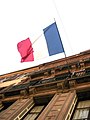 Die Franse vlag op die gevel van ’n openbare gebou