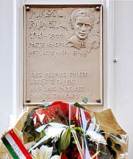 Plaque commémorative pour Miklós Radnóti.