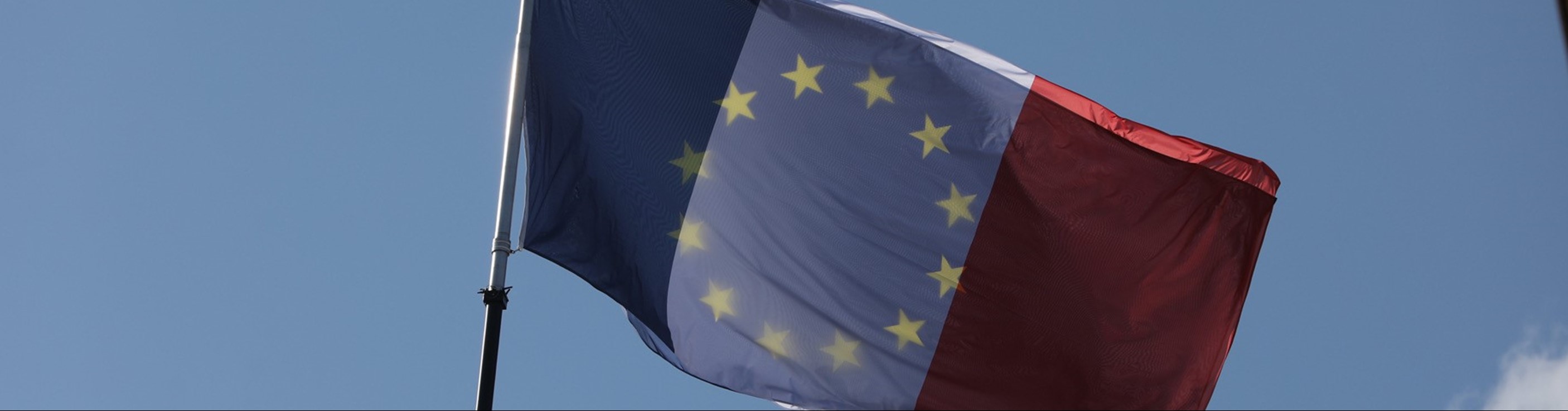 Photo : Drapeaux français et européen. ©Judith Litvine - ministère de l'Europe et des Affaires étrangères