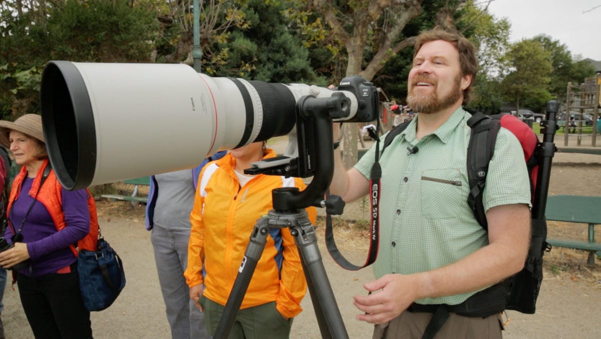 CNET's Stephen Shankland photographs birds on Lake Merritt in Oakland. The 600mm lens barely fit in his photo backpack even after stripping out interior compartments.