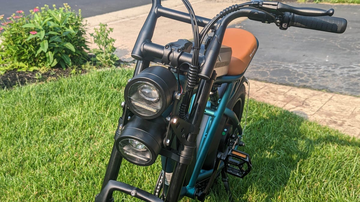 Front view of the M20 e-bike with 2 giant headlamps
