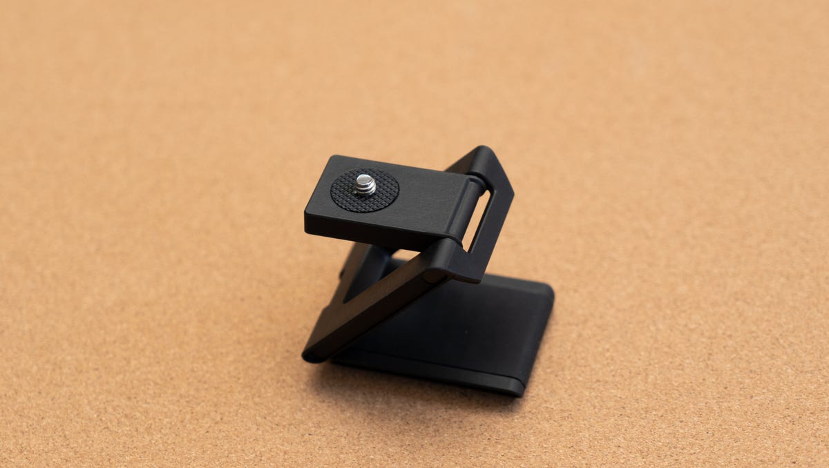The mount for the Elgato Facecam Pro sitting on a cork background showing the tiltable portion with the tripod screw