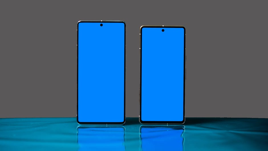 Pixel 7 Pro à gauche, photographié à côté du Pixel 7