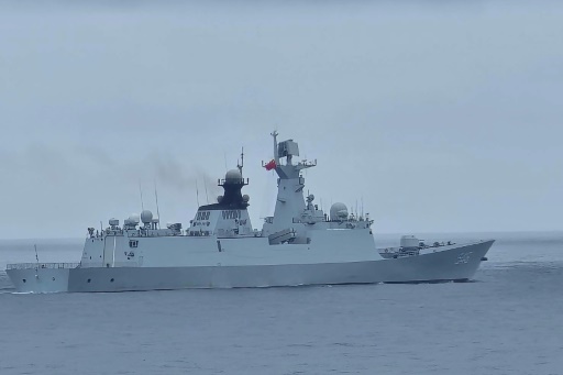 Photo diffusée par les garde-côtes taïwanais, le 23 mai 2024, montrant un navire militaire chinois au nord-ouest de l'île de Pengjia, au large de la côte nord de Taïwan