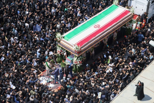 Une foule immense rassemblée à Téhéran pour les funérailles du président Ebrahim Raïssi, le 22 mai 2024 en Iran