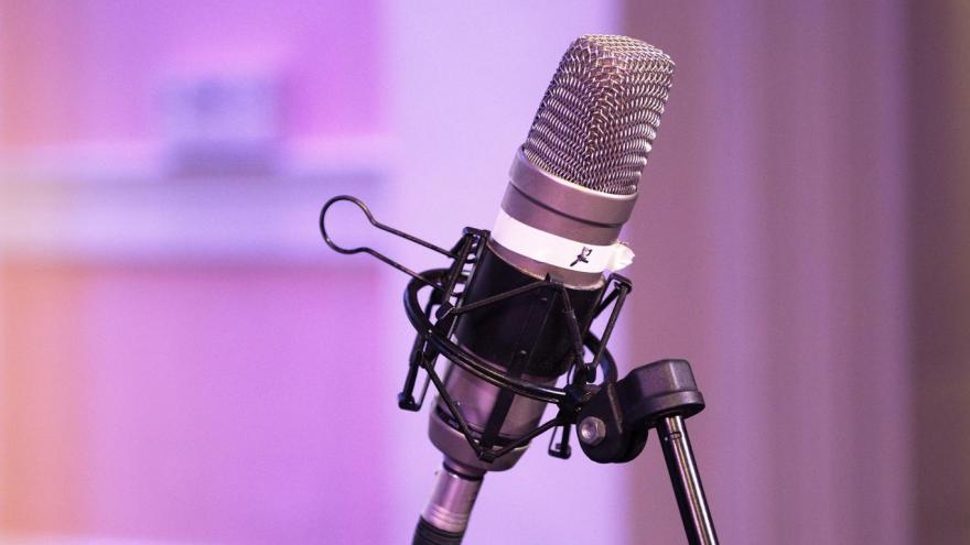 Micrófono con fondo violeta