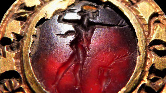 En Angleterre, un amateur découvre par hasard au détecteur de métaux une bague magique en or du XIIIe siècle