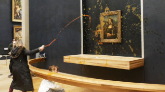 Musée du Louvre : la Joconde victime d’une attaque à la soupe par des militants de l’agriculture durable