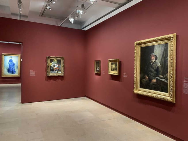 À droite : Le Vieux Pêcheur (1873) d’Adolphe Félix Cals, présenté dans l’exposition « Paris 1874. Inventer l’impressionnisme », musée d’Orsay, Paris, 2024 © Connaissance des Arts / Guy Boyer