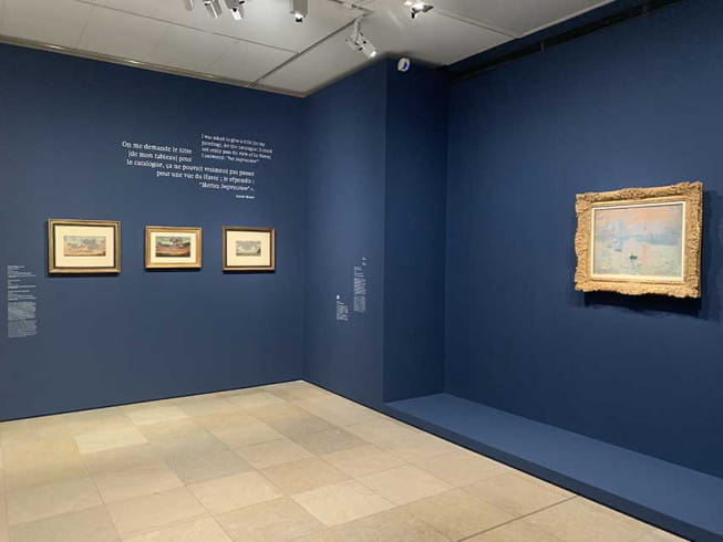 À droite : Impression, soleil levant (1872) de Claude Monet, présenté dans l’exposition « Paris 1874. Inventer l’impressionnisme », musée d’Orsay, Paris, 2024 © Connaissance des Arts / Guy Boyer