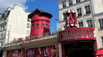 Paris : les ailes du mythique Moulin Rouge s’effondrent en pleine nuit