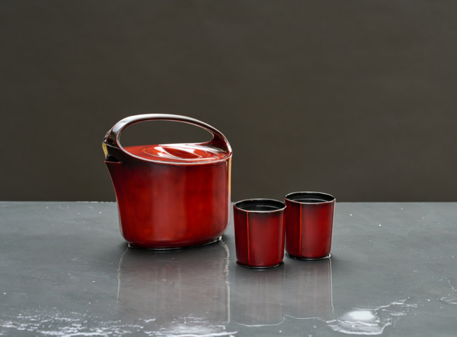 Service à thé dont la couleur varie selon la température, passant du noir à un rouge profond (2021) © Nicolas Brulez.