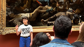 Au musée du Louvre, des activistes prennent pour cible un chef-d’œuvre tout juste restauré de Delacroix