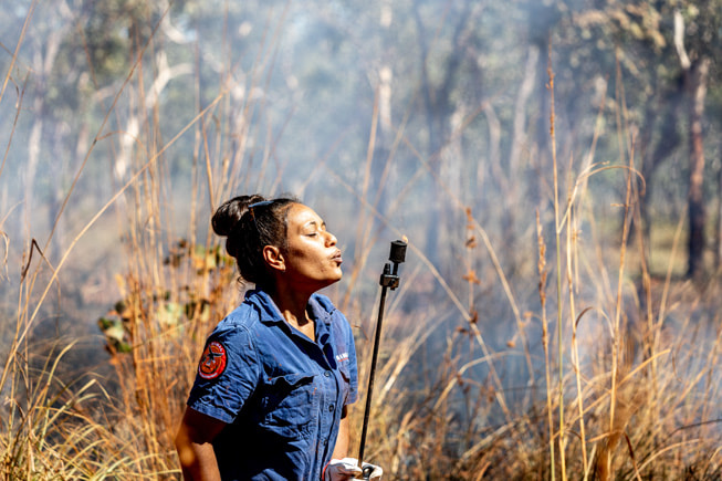 Josephine Austral gasi zapalarkę Drip Torch po wypalaniu gruntu na terenie należącym do organizacji Mimal Land Management.