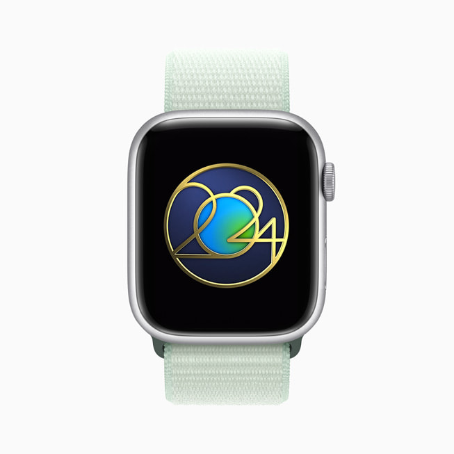 Apple Watch Series 8 z pokazaną specjalną odznaką, którą użytkownicy Apple Watch mogą zdobyć z okazji Dnia Ziemi.