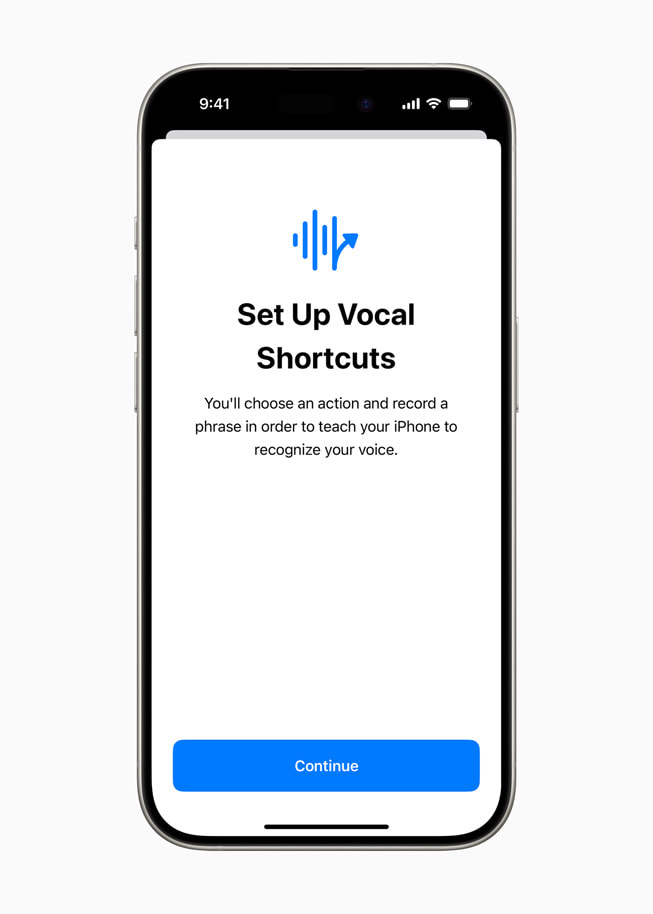 Skärmen på en iPhone 15 Pro med texten Set Up Vocal Shortcuts (Ställ in röstgenvägar) och en uppmaning till användaren att välja en åtgärd och spela in en fras för att träna iPhone att känna igen användarens röst.