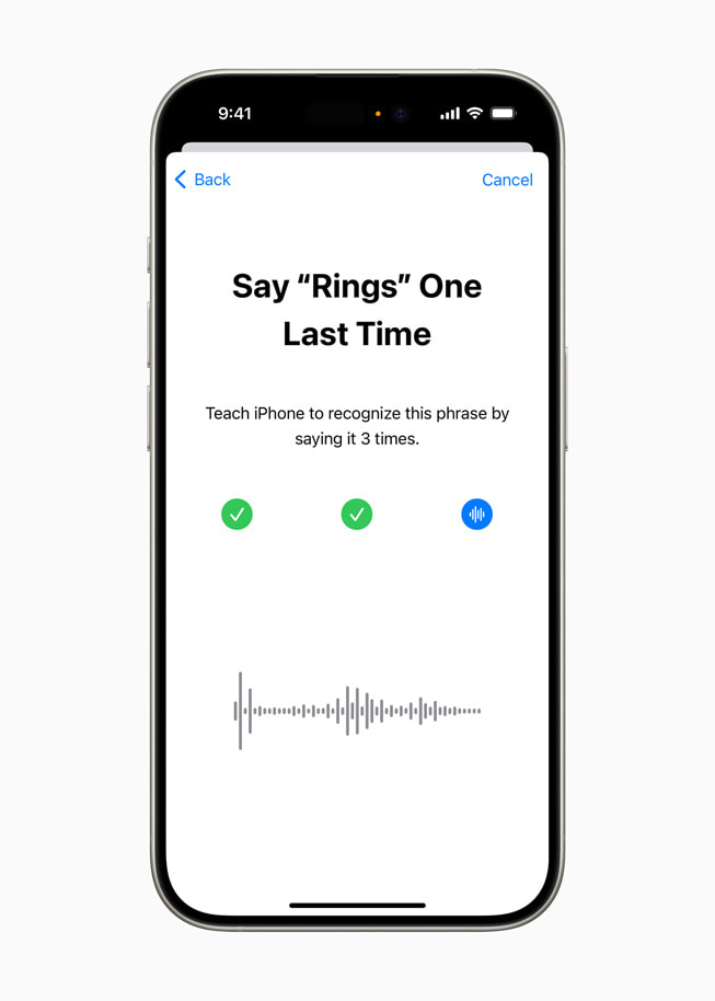Skärmen på en iPhone 15 Pro med texten Say ‘Rings’ One Last Time (Säg Ringar en gång till) och en uppmaning till användaren att träna iPhone att känna igen frasen genom att säga den tre gånger.