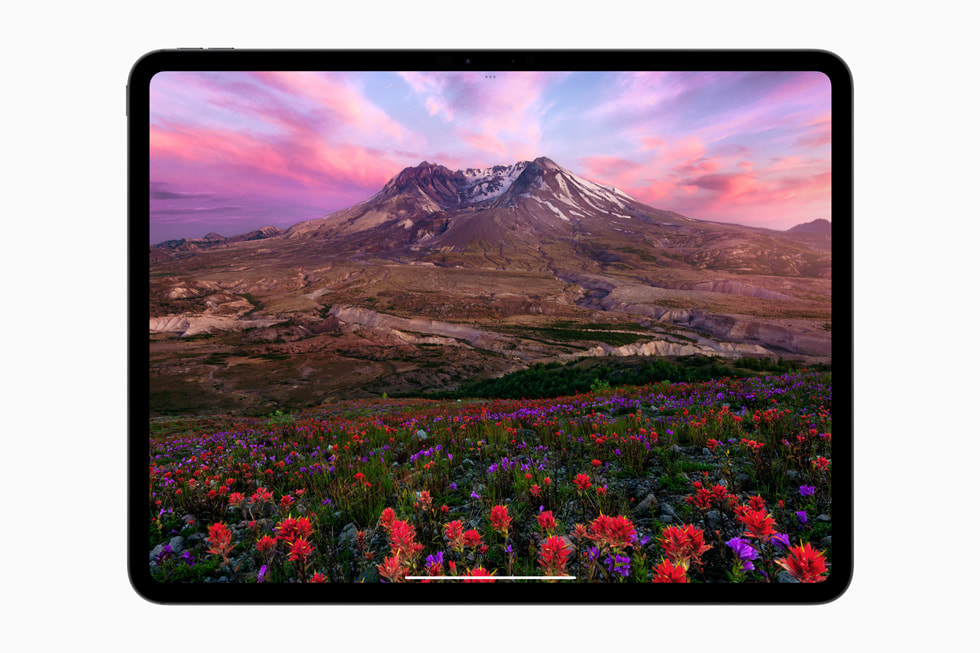 Piękny krajobraz wyeksponowany na wyświetlaczu Ultra Retina XDR w nowym iPadzie Pro. 