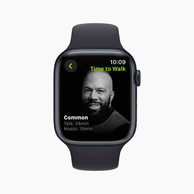 وقت المشي مع كومون معروض على iPhone وApple Watch.