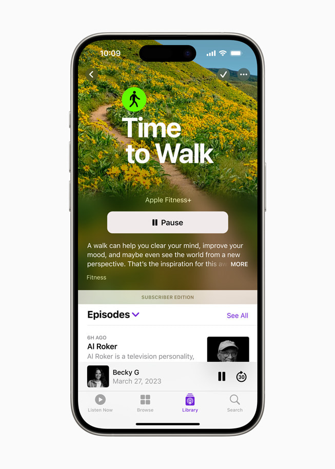 تمرين وقت المشي في Apple Podcasts معروض في حلقة تضم آل روكر على iPhone.
