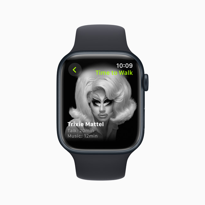 Zeit fürs Gehen mit Trixie Mattel auf einem iPhone und einer Apple Watch.
