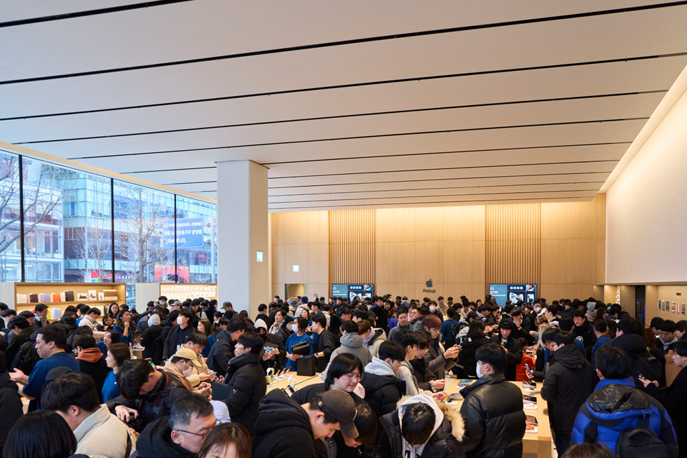 The bustling atmosphere inside of Apple Hongdae, with dozens of customers exploring the store.