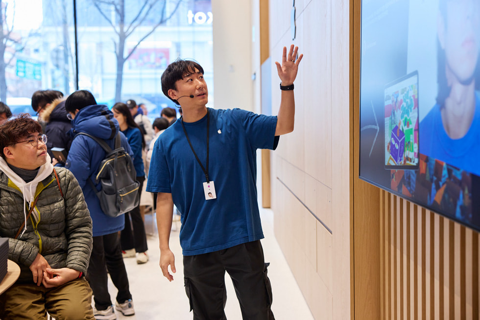 A team member leads customers through the Today at Apple Pop-Up Studio featuring Beenzino.