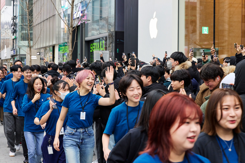 Customers and team members outside of Apple Hongdae.