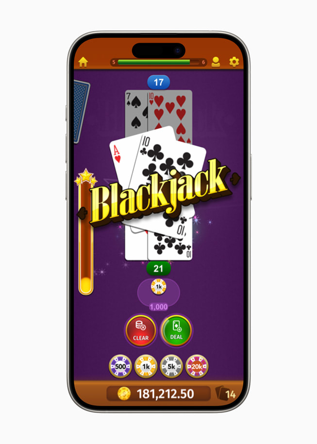 Fotos z gry Blackjack by Mobilityware+ wyświetlanej na iPhonie 15 Pro.