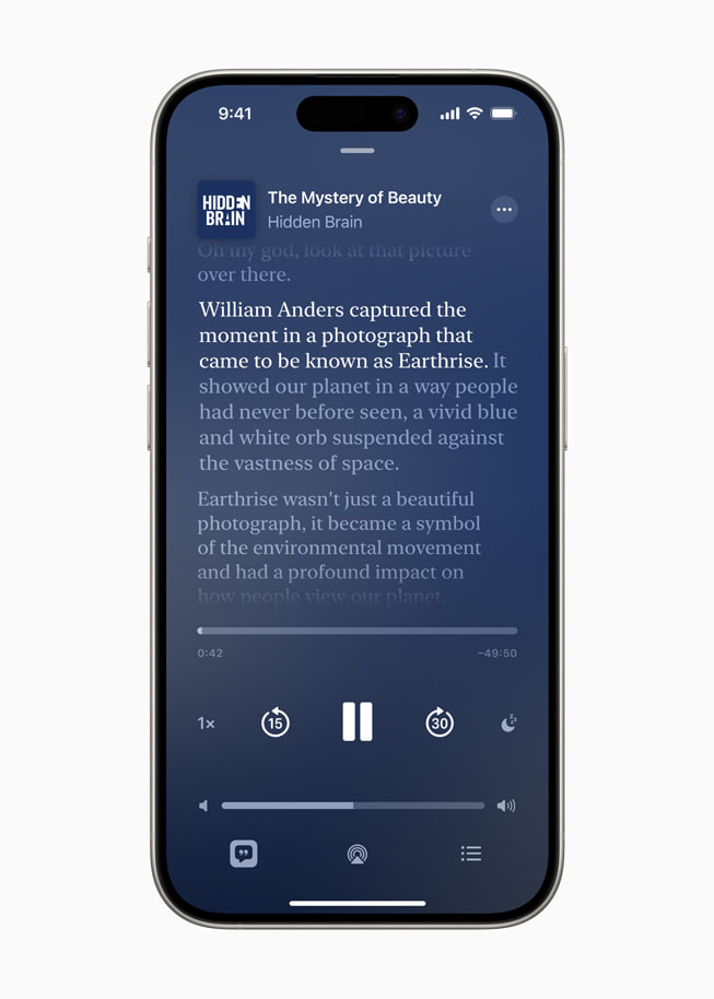Aplikacja Podcasty Apple na iPhonie 15 Pro, w której widać wyświetlaną na bieżąco transkrypcję jednego z odcinków podcastu „Hidden Brain” pod tytułem „The Mystery of Beauty”.