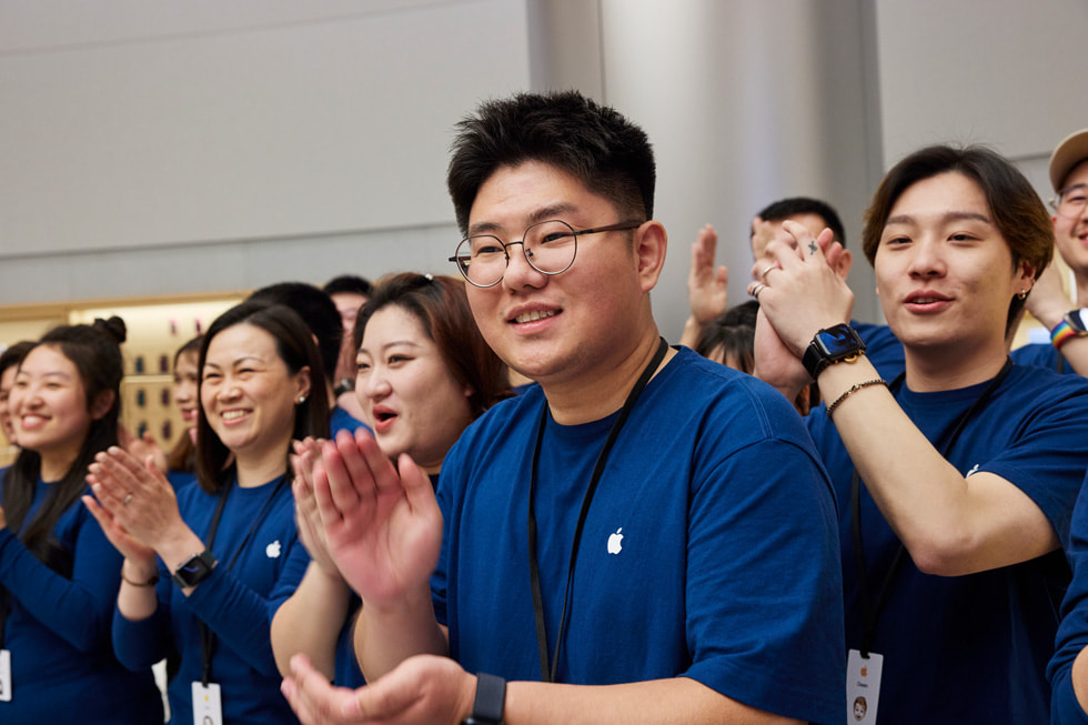 Happy team members pose for a photo at Apple Jing’an.