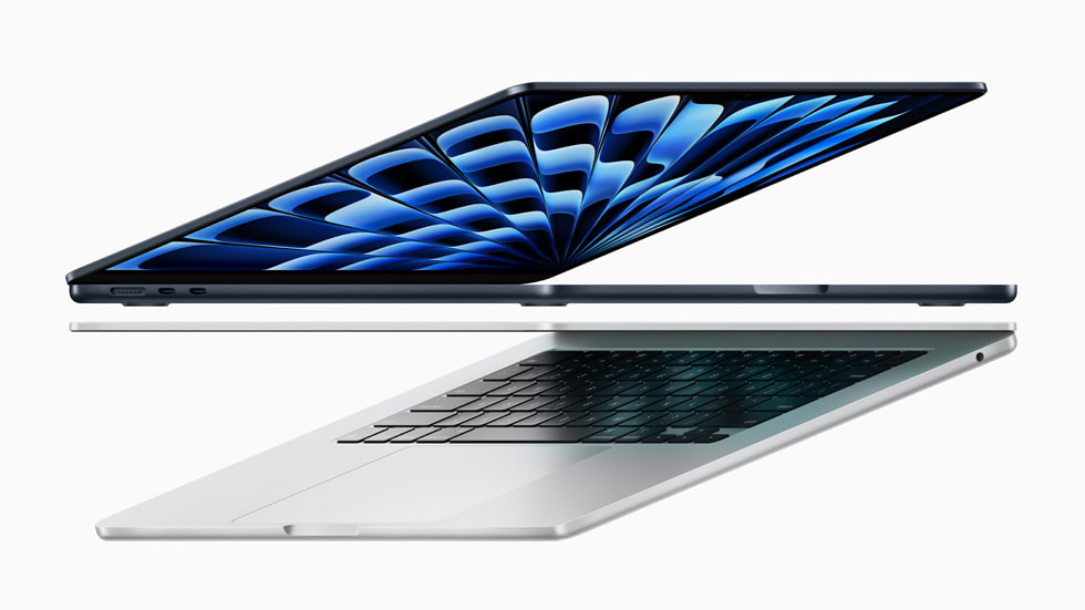 Due nuovi MacBook Air semi aperti e mostrati lateralmente. 