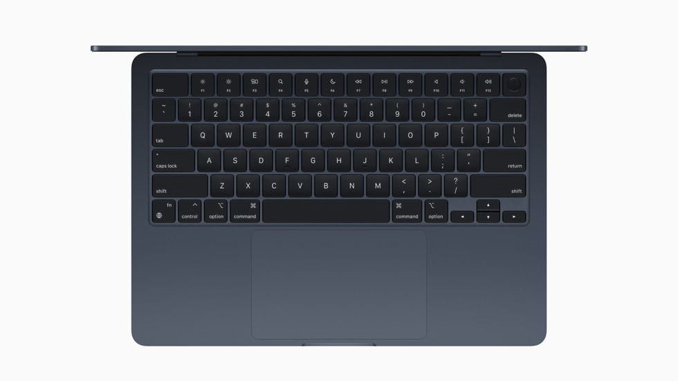 Un primo piano della tastiera del nuovo MacBook Air color mezzanotte.