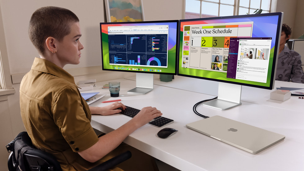 Una persona che lavora sul nuovo MacBook Air con due monitor esterni.