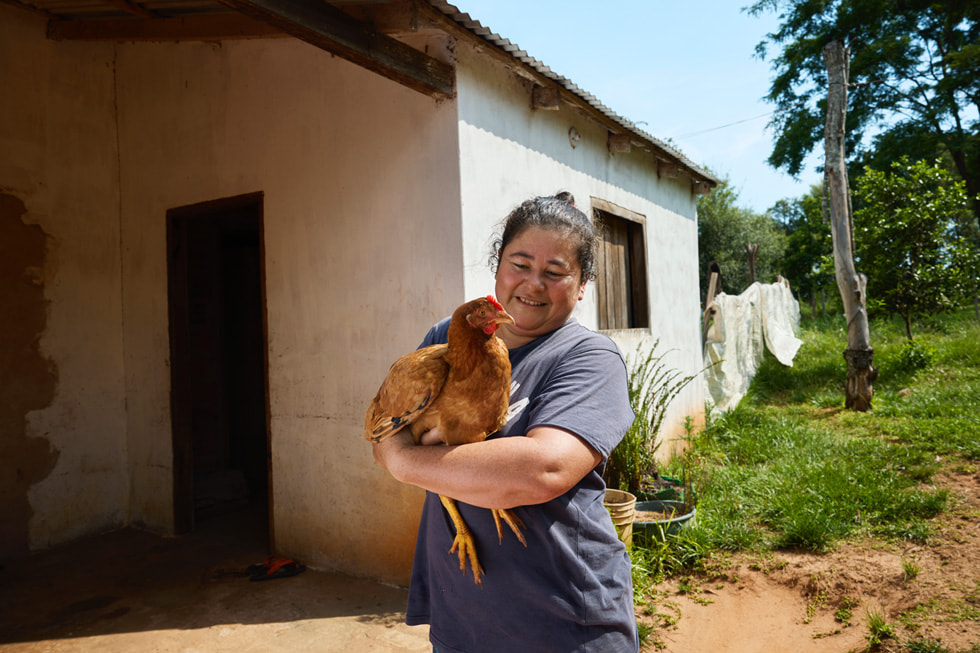 Graciela Gimenez 的懷裡抱著一隻雞。
