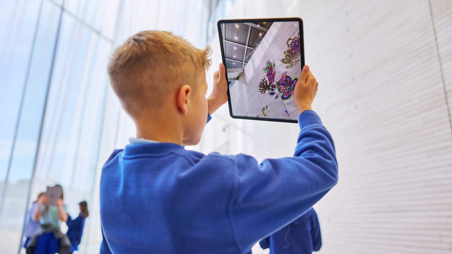 Barn interagerar med en vägg med hjälp av appen Deep Field på iPad Pro.