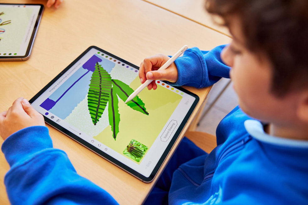 En elev ritar gröna blad med Apple Pencil i appen Deep Field på iPad Pro. 