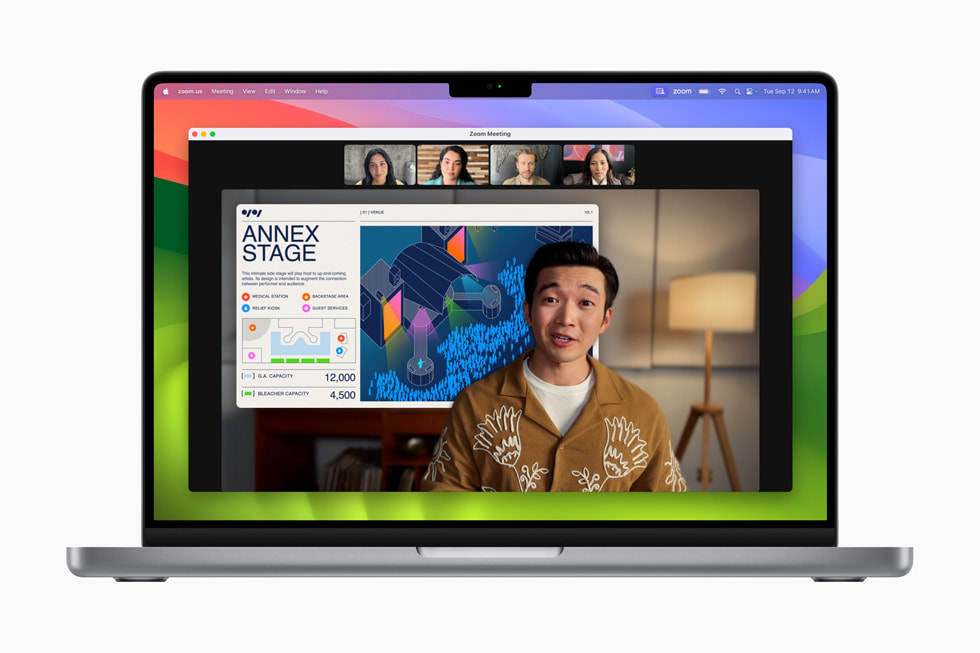 Una videollamada en un MacBook Pro que muestra a la persona que presenta delante de un documento compartido. 